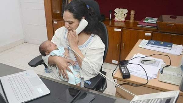 மகப்பேறு விடுப்புக்கு குட்பை.. ஒரு மாதக் குழந்தையுடன் பணிக்குத் திரும்பிய அரசு அதிகாரிக்கு சல்யூட்