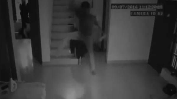 அப்படியே நடந்து வந்தாரா... திடீர்னு தூக்கிட்டுப் போய்.. என்னாச்சு... பதற வைக்கும் வீடியோ!