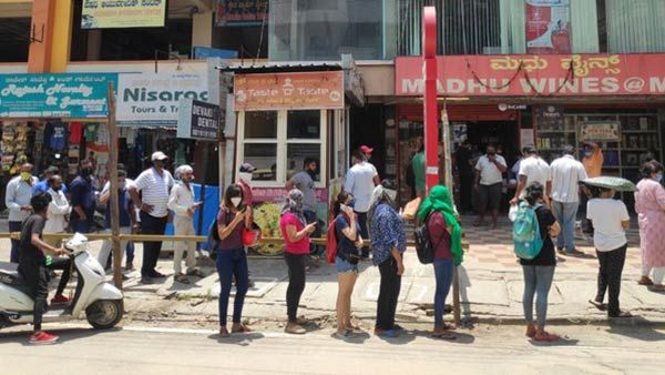 திறந்தது கடை.. மது வாங்க செம கூட்டம்.. லேடீஸுக்கு தனி கியூ.. கலக்கறீங்களே கர்நாடகா!