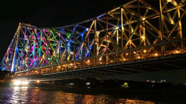 சுகாதார பணியாளர்களுக்கு சல்யூட்.. கலக்கலாக ஒளிரும் கொல்கத்தா ஹவுரா பாலம்