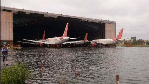 மேற்கு வங்கத்தை அப்படியே வாரி சுருட்டிய ஆம்பன்.. வெள்ளக்காடானது கொல்கத்தா விமான நிலையம்