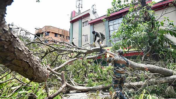 150 ஆண்டுகளில் இல்லாத அளவுக்கு சுழற்றி அடித்த பேய்க்காற்று.. குலை நடுங்கிய கொல்கத்தாவாசிகள்