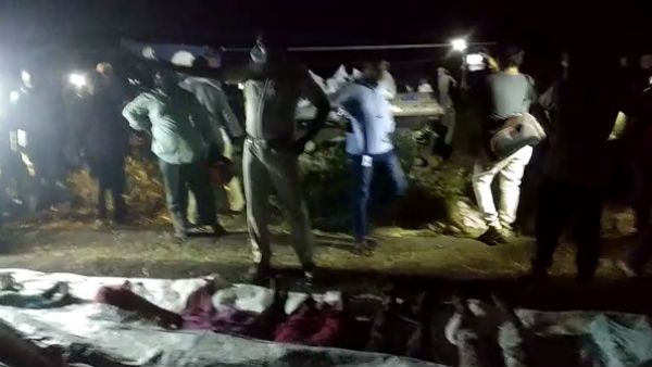 ஆந்திராவில் சோகம்.. மின்கம்பத்தில் டிராக்டர் மோதி விபத்து.. மின்சாரம் பாய்ந்து 9 பேர் உயிரிழப்பு