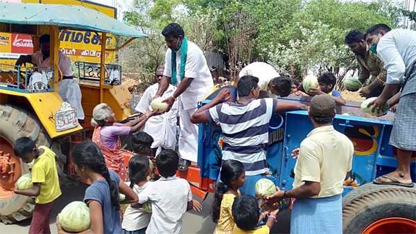 ஊரடங்கு.. வியாபாரிகள் வரலை.. தோட்டத்து தர்பூசணியை மக்களுக்கு இலவசமாக வழங்கிய விவசாயி!
