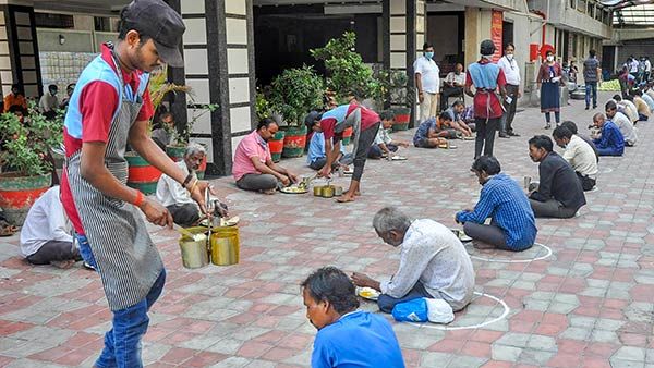 லாக்டவுன்: இந்தியாவின் 34% குடும்பங்களில் உச்சகட்ட வறுமை- ஒருவாரத்துக்கு மேல் வாழவே முடியாத நிலைமை!