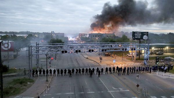 கருப்பினத்தவர் கொலை.. கொரோனா பாதிப்புக்கு மத்தியில் அமெரிக்காவில் கலவரம்.. ராணுவம் தயார் நிலை