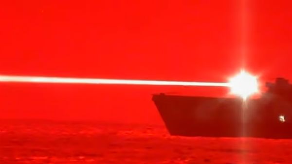 அதிநவீன லேசர் ஆயுதம்.. நடுக்கடலில் நடந்த சீக்ரெட் சோதனை வெற்றி.. ஆட்டத்திற்கு தயாராகும் அமெரிக்கா!