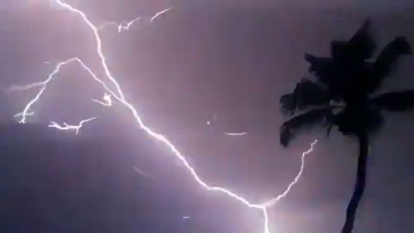 கண்ணை பறிக்கும் மின்னல் வெட்டு.. மிரட்டிய ஆம்பன் புயலின் பேய் மழை.. வைரலாகும் வீடியோ