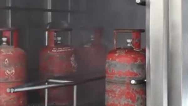 கொரோனா பாதிப்பு எதிரொலி: தினமும் 4 முறை சுத்தம் செய்யப்படும் கேஸ் சிலிண்டர்கள்