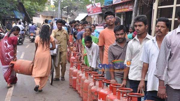சூப்பர் நியூஸ்.. வீட்டு கேஸ் சிலிண்டர்கள் விலை கிடுகிடு சரிவு.. சென்னையில் ரூ.192 குறைந்தது