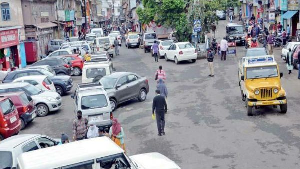 ஊட்டியில் ஒரே ஜன கூட்டம்.. ரோடெல்லாம் பிசி.. கூடவே சூப்பராக மழை.. இயல்பு நிலை வந்துருச்சோ!