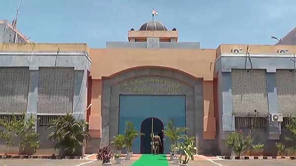 மரத்தில் சேலை கட்டி சிறைக்குள் இறங்கிய மர்ம நபர்கள்.. கைதிகளுக்கு செல்போன் சப்ளை..