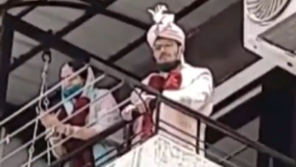 பால்கனியில் மணமக்கள்... பேண்டு வாத்தியங்களுடன் வந்த போலீசார்... இப்படித்தான் நடக்க வேணும் திருமணம்!