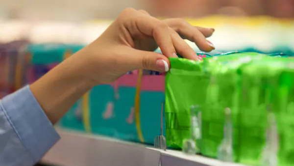 மளிகை பொருட்கள் எல்லாம் வேண்டாம்.. முதலில் சானிட்டரி நாப்கின்களை கொடுங்கள்.. ஏழை பெண்கள் அவதி