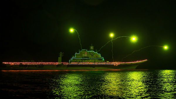 வாணவேடிக்கை.. ஒளி விளக்குகளால் அலங்கரிப்பட்ட போர் கப்பல்கள்.. கொரோனா வீரர்களுக்கு மாஸ் சல்யூட்!