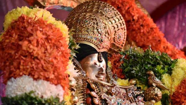 அழகருக்கு மாலை சூடிக்கொடுத்த ஸ்ரீவில்லிபுத்தூர் ஆண்டாள் : கொரோனா லாக் டவுன் கடவுளுக்கு இல்லை