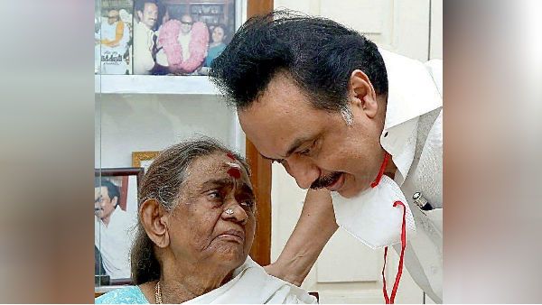 அன்னையர் தினம்.. உயிரின் கருவான தயாளு அம்மாளிடம் ஆசி பெற்ற மு.க. ஸ்டாலின்