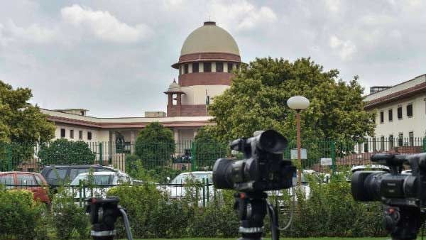 கொரோனா தாக்குதல் எதிரொலி- வழக்கறிஞர்கள் கவுன், கோட் அணிவதை தவிர்க்க உச்சநீதிமன்றம் அட்வைஸ்