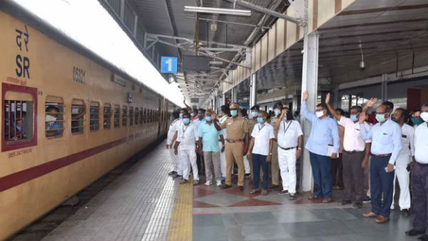 போய்வாங்க.. உணவு கொடுத்து 1425 தொழிலாளர்களை குடும்பத்தோடு பீகாருக்கு அனுப்பி வைத்த திருச்சி கலெக்டர்