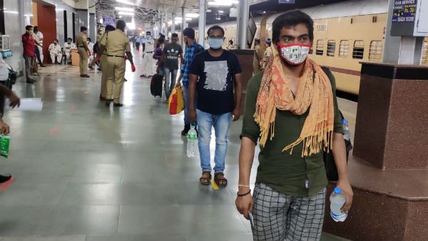 சிறப்பு ரயில்கள்.. திருச்சி ரயில் நிலையத்தில் ஆயிரக்கணக்கில் குவியும் இடம்பெயர் தொழிலாளர்கள்