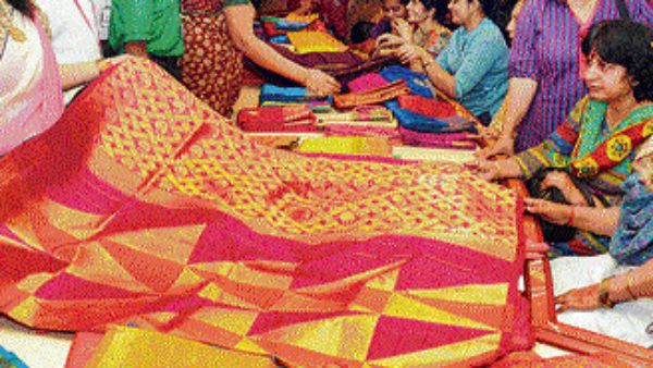 ஏசி கிடையாது.. டிரையல் பார்க்க கூடாது.. கஸ்டமர் இன்றி காற்று வாங்கும் தமிழக ஜவுளிக் கடைகள்