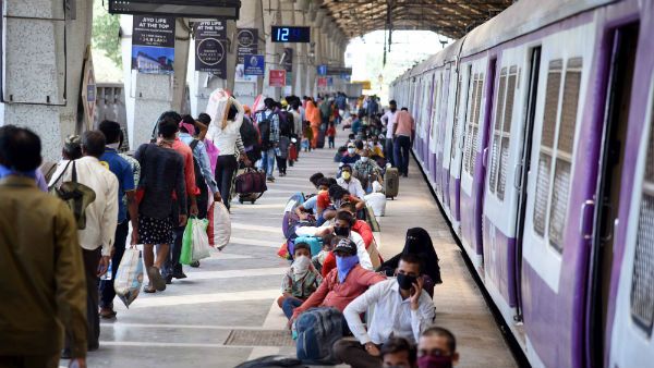 ஒவ்வொரு கட்டமாக ரயில் நிலைய டிக்கெட் கவுன்ட்டர்கள் திறப்பு- இன்று முதல் முன்பதிவு தொடக்கம்