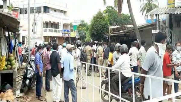 மதுபான கடையில் குடிமகன்களின் கூட்டத்தை ஒழுங்குபடுத்தும் பணியில் ஆசிரியர்கள்.. .ஆந்திராவில்