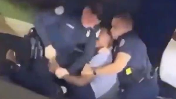 காரில் தூங்கியவரை சரமாரியாக சுட்ட போலீஸ்.. அமெரிக்காவில் கருப்பின இளைஞர் படுகொலை.. பகீர் காட்சிகள்!