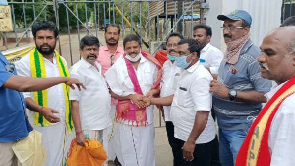 கெளசல்யா தந்தை சின்னசாமி விடுதலை- சிறைவாசலில் ஜாதி அமைப்பு நிர்வாகிகள் சாலை அணிவித்து வரவேற்பு