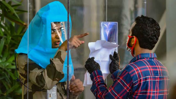 மறுபடி ஒரு உச்சம்.. தமிழகத்தில் இன்று 1384 பேருக்கு கொரோனா.. இதுவரை இல்லாத அளவு பரிசோதனை அதிகரிப்பு