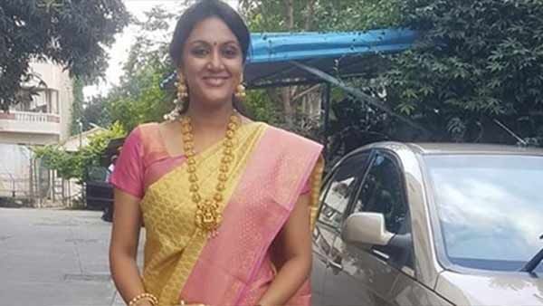 வயசே கூடாதா மேடம் உங்களுக்கு.. அப்படியே இருக்கீங்களே.. ஆச்சரியமா இருக்கு!