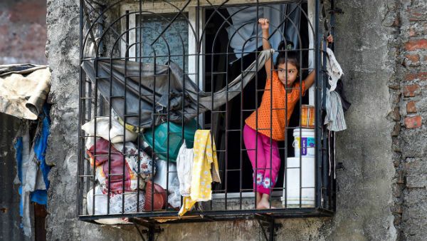 ஆசியாவின் பெரிய குடிசை பகுதி.. சத்தமே இல்லாமல் கொரோனாவை வென்ற தாராவி.. எப்படி நடந்தது?