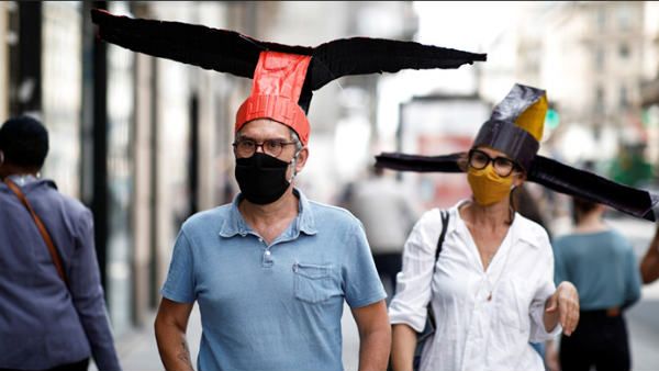 தொப்பி.. தொப்பி.. கொரோனாவை தடுக்க சீன அரசரின் ஐடியாவைக் கையில் எடுத்த பாரிஸ் அருங்காட்சியகம்!