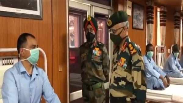 லடாக்கில் ராணுவ தளபதி நரவனே- படுகாயமடைந்த ராணுவ வீரர்களை சந்தித்தார்