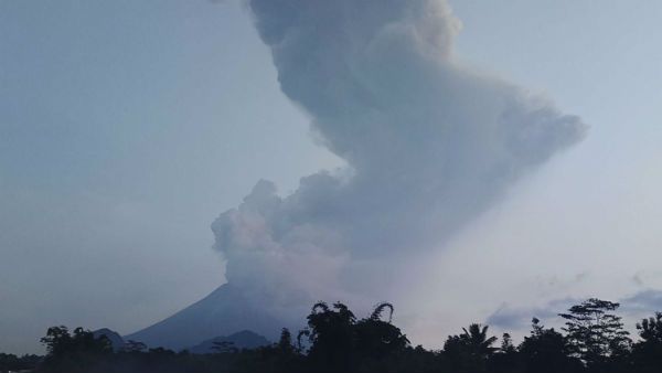 பெரும் சத்தம்.. 6 கிமீ உயரத்திற்கு பரவிய கரும் புகை.. இந்தோனேசியாவில் வெடித்தது ராட்சச எரிமலை.. ஷாக்