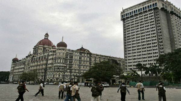 மும்பை தாஜ் ஹோட்டலுக்கு பாகிஸ்தானில் இருந்து வெடிகுண்டு மிரட்டல்- பலத்த பாதுகாப்பு