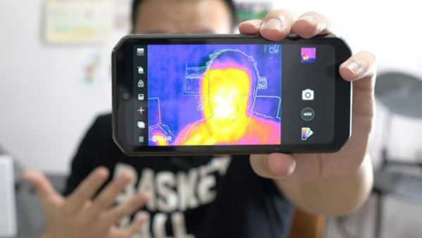 பெண்களுக்கு ஆபத்து.. சீன செல்போனில் 'எதையும்' ஊடுருவி பார்க்கும் கேமரா.. அந்தரங்கங்கள் பறிபோகும்!