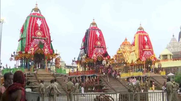 ஒடிசா வரலாற்றில் முதன் முறையாக பக்தர்கள் யாருமின்றி ரதத்தில் வலம் வரும் பூரி ஜெகந்நாதர்