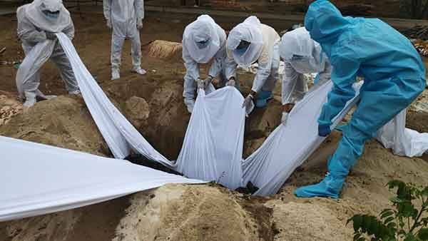 கொரோனாவால் இறந்தவர்களுக்கு... இறுதிச்சடங்கை முன்நின்று நடத்தும் எஸ்.டி.பி.ஐ. தன்னார்வலர்கள்