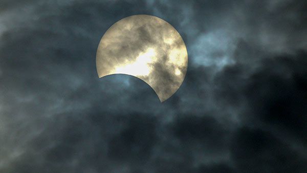 ஜூன் 21ல் சூரிய கிரகணம்தானே - உலகம் அழியப்போகுதுன்னு புரளி கிளப்புனது யாருப்பா