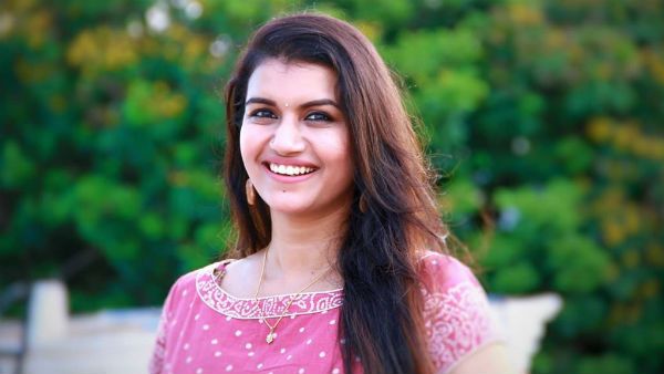 என்னடா நடக்குது இங்கே.. வெங்காயத்தை வெட்ட இவ்வளவு நேரமா.. க்யூட் ஸ்ரீதேவி