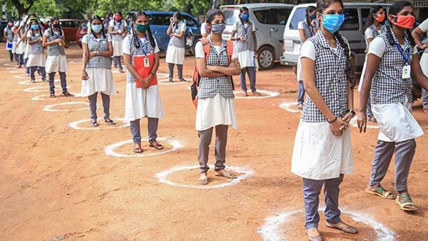இந்தியாவில் கொரோனா பாதிப்பு அதி உச்சம்- ஆகஸ்ட் மாதத்தில் பள்ளிகள் திறக்க பெற்றோர் எதிர்ப்பு