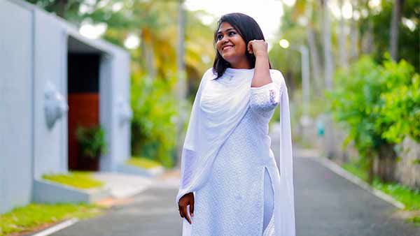 கடற்கரையில் அழகிய வெள்ளைப்புறாவாக ஜொலிக்கும் அகல்யா வெங்கடேசன்!