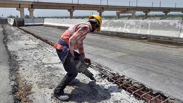 வட மாநில தொழிலாளர்கள் போயாச்சு.. வேலைகள் ஸ்தம்பிப்பு.. சிக்கலில் தொழில்துறை.. புதிய பிரச்சினை!