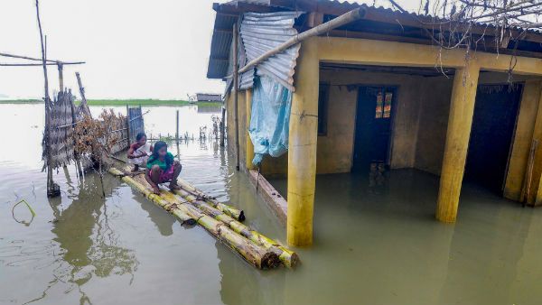 அஸ்ஸாம் மாநிலத்தை சூறையாடிய மழை வெள்ளம் - சொந்த ஊரில் அகதிகளாக தவிக்கும் மக்கள்