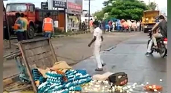 லஞ்சம் கொடுக்க மறுப்பு... தள்ளு வண்டியை உருட்டி விட்ட அதிகாரிகள்... உடைந்த முட்டைகள்!!