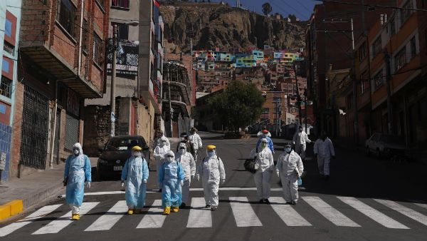 பொலிவியாவில் பயங்கரம்.. கொரோனா சமூகப் பரவலின் கோரம்.. வீடுகள், தெருக்களில் கிடந்த 400 சடலங்கள்!