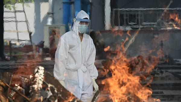 ஹைதராபாத்தில் ஒரே நேரத்தில் மொத்தமாக எரிக்கப்பட்ட 50 கொரோனா நோயாளிகளின் உடல்கள்.. அதிர்ச்சி