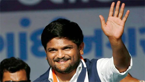 26 வயதுதான்.. குஜராத் காங்கிரஸ் செயல் தலைவராக ஹர்திக் பட்டேல் நியமனம்.. சோனியா அதிரடி முடிவு!