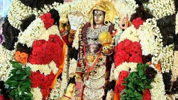 காரைக்கால் மாங்கனி திருவிழா 2020: கோவிலுக்குள் வலம் வந்த பிச்சாண்டவரை வழிபட்ட பக்தர்கள்